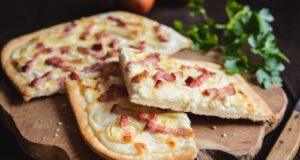 Domácí pizza s brynzou, slaninou a cibulkou