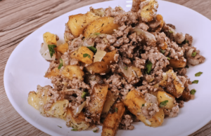 lahodné smažené brambory s mletým masem – rychlá a jednoduchá večeře