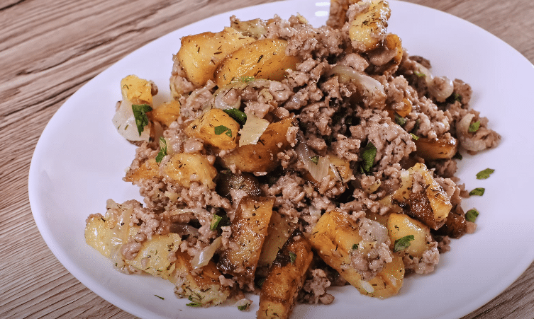 lahodné smažené brambory s mletým masem – rychlá a jednoduchá večeře