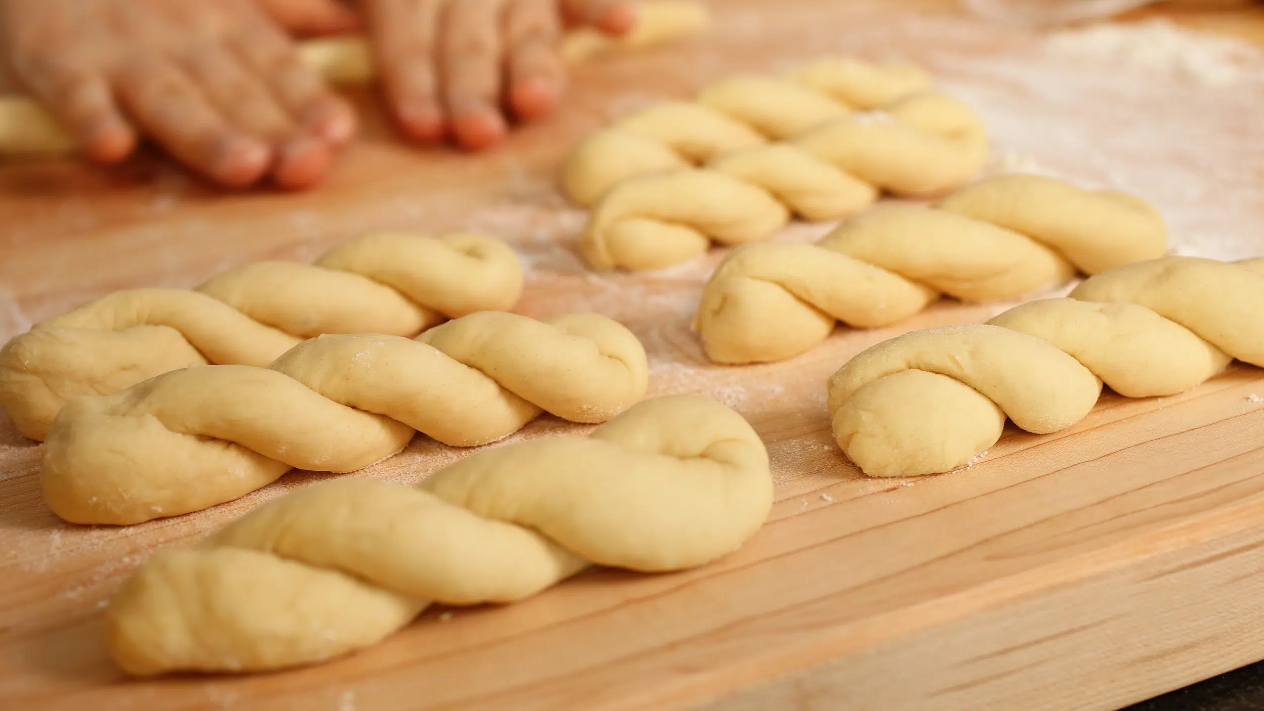 kkwabaegi: jemně sladké korejské koblihy se skořicí z kynutého těsta – zamilujete si je kkwabaegi: jemně sladké korejské koblihy se skořicí z kynutého těsta – zamilujete si je