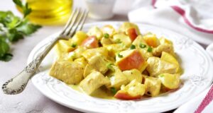 jemné kuřecí kari s jablky, zalité lahodnou omáčkou!