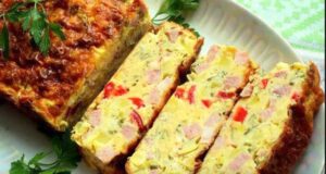 Křupavá pochoutka! Slaný koláč plněný klobásou, sýrem a rajčaty, hotový za 40 minut