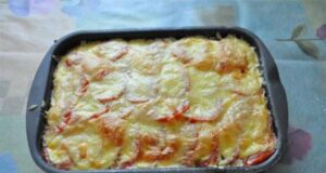 zapečená cuketa s mletým masem, rajčaty a sýrem