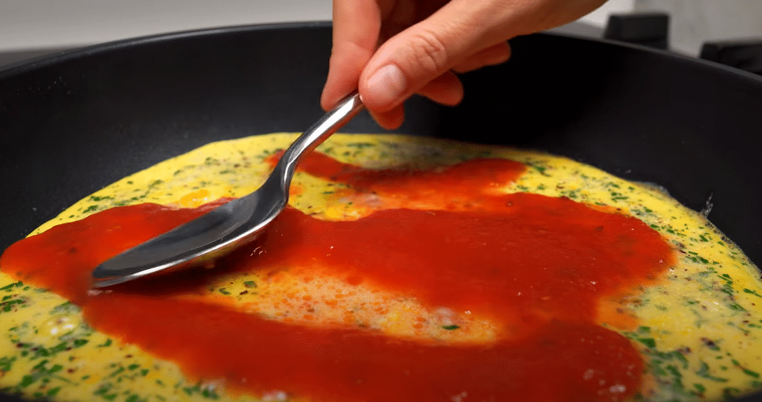 recept na tu nejlepší a nejjednodušší vaječnou omeletu – během chvilky máte hotovo!