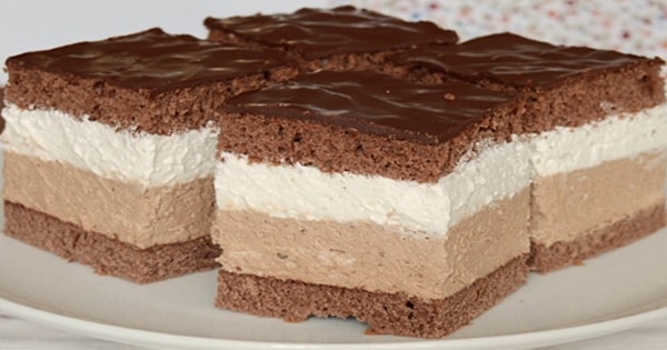 recept na výborné krémové kostky s čokoládovou polevou: skvělý dezert ke kávě!