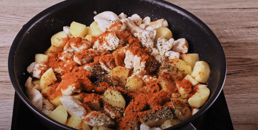 vynikající kuřecí kousky s bramborami v chutné omáčce připravené v jedné pánvi
