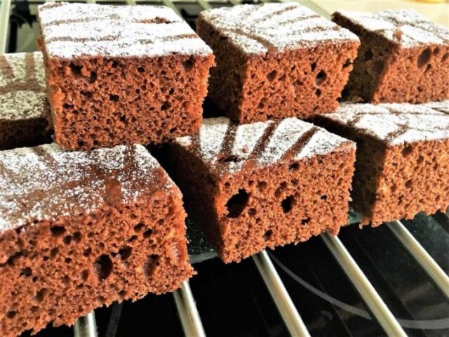 vyzkoušejte tento nadýchaný čokoládový perník – snadná a rychlá příprava!