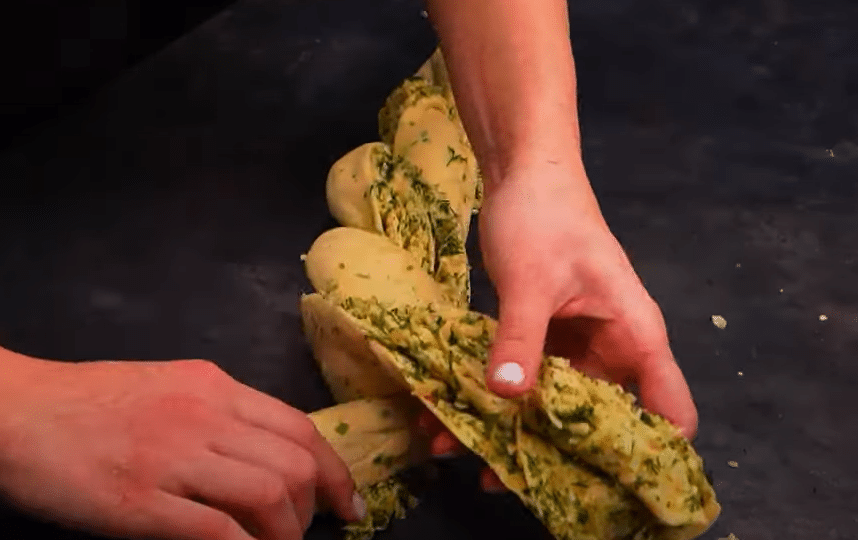 vyzkoušejte tento vynikající sýrový věnec s jarní cibulkou: tu chuť si zamiluje úplně každý!