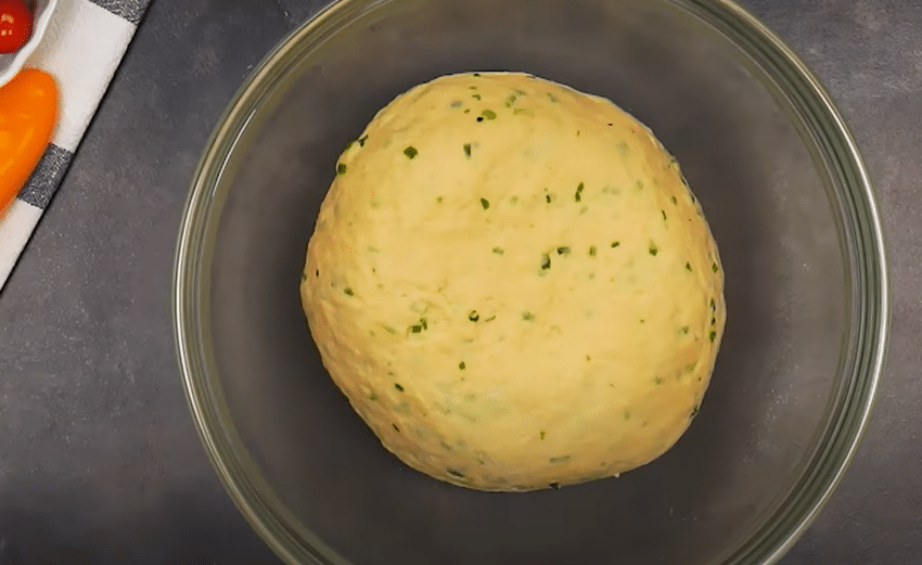 vyzkoušejte tento vynikající sýrový věnec s jarní cibulkou: tu chuť si zamiluje úplně každý!