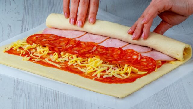 velmi chutná slaná roláda z listového těsta a oblíbených surovin – připravte si ji velmi chutná slaná roláda z listového těsta a oblíbených surovin – připravte si ji