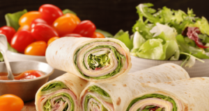 tortilla se šunkou, ementálem a hořčičným dresinkem – jednoduché a vysoce návykové!