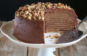 palačinkový dort s čokoládovým krémem a oříšky: krásný a přitom tak jednoduchý!