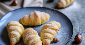 Lahodné nutellové mini croissanty z listového těsta – křehké a nadýchané lahodné nutellové mini croissanty z listového těsta – křehké a nadýchané