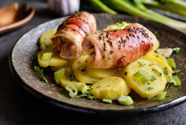 recept, který se neomrzí: kuřecí rolky plněné slaninou, šunkou a sýrem recept, který se neomrzí: kuřecí rolky plněné slaninou, šunkou a sýrem