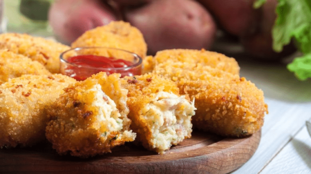 křupavé slaninovo-sýrové krokety, kterým vaše návštěva neodolá! křupavé slaninovo-sýrové krokety, kterým vaše návštěva neodolá!