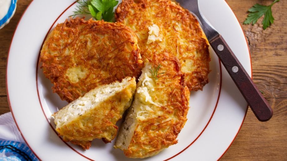 bramborové placky plněné sýrem – vylepšený recept je zkrátka neodolatelný