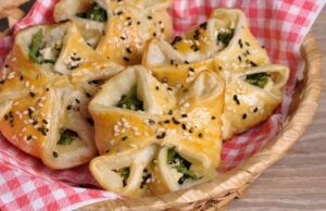 Slané špenátovo-sýrové taštičky z listového těsta - ideální pro návštěvu