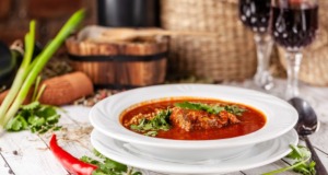 Hovězí polévka s rýží a vlašskými ořechy (kharcho) Hovězí polévka s rýží a vlašskými ořechy (kharcho). Kdo to ještě nezkusil, je čas to zkusiť