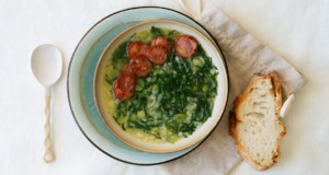Kapustová polévka s česnekovou klobásou (Caldo Verde)! Kapustová polévka s česnekovou klobásou (Caldo Verde)!
