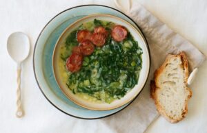 Kapustová polévka s česnekovou klobásou (Caldo Verde)!
