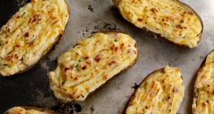 Lahodné, křupavé a aromatické pečené brambory plněné brynzou a bylinkami lahodné, křupavé a aromatické pečené brambory plněné brynzou a bylinkami