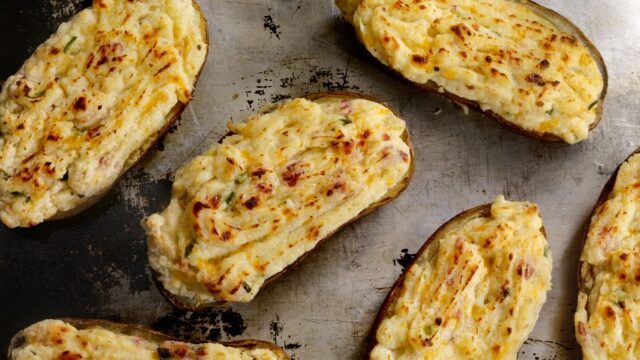 lahodné, křupavé a aromatické pečené brambory plněné brynzou a bylinkami