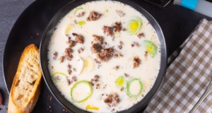 Nevíte, co uvařit z pórku? Zde je recept na vydatnou pórkovou polévku s mletým masem Pórková polévka s mletým masem. Nevíte, co uvařit z pórku, zde je recept na vydatnou pórkovou polévku s mletým masem