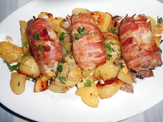 recept, který se neomrzí: kuřecí rolky plněné slaninou, šunkou a sýrem recept, který se neomrzí: kuřecí rolky plněné slaninou, šunkou a sýrem
