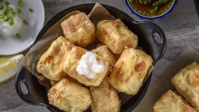 Smažené tofu Agedashi - vítejte v japonském fastfoodu! Smažené tofu Agedashi - vítejte v japonském fastfoodu!
