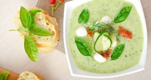 Studená okurková polévka s mozzarellou Studená okurková polévka s mozzarellou!