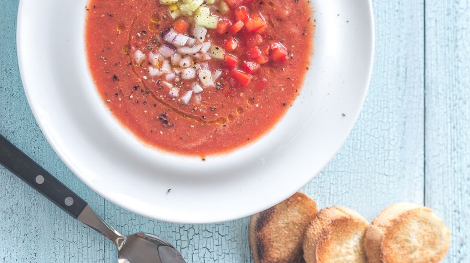 Studená polévka Gazpacho - tradiční španělská polévka na teplé dny