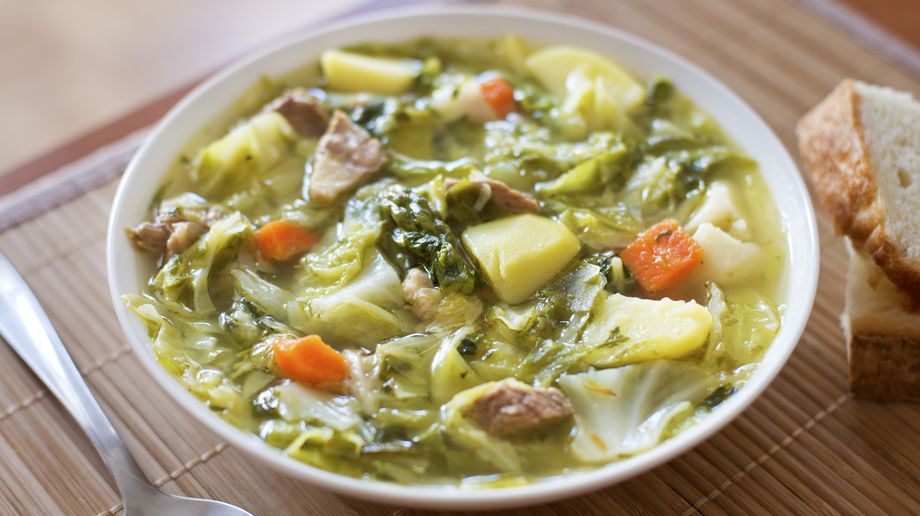 Vydatná zelná polévka se zeleninou a vepřovými žebry