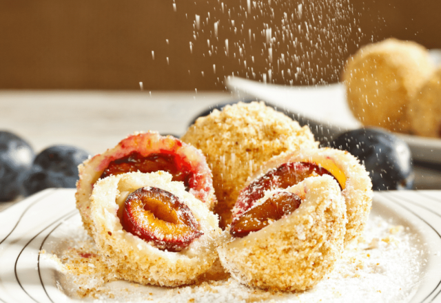 tradiční švestkové kuličky z bramborového těsta