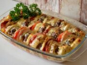 brambory s mletým masem a zeleninou z jedné mísy – skvělý nápad na oběd