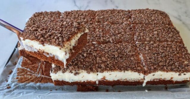 Čokoládový dort s chutným vanilkovým krémem – je tak jemný, že se rozpouští v ústech