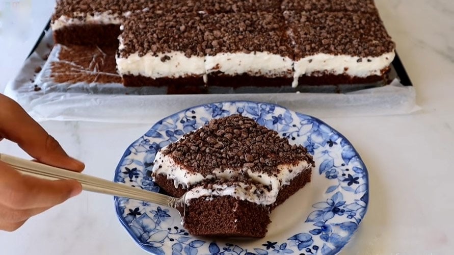 Čokoládový dort s chutným vanilkovým krémem – je tak jemný, že se rozpouští v ústech