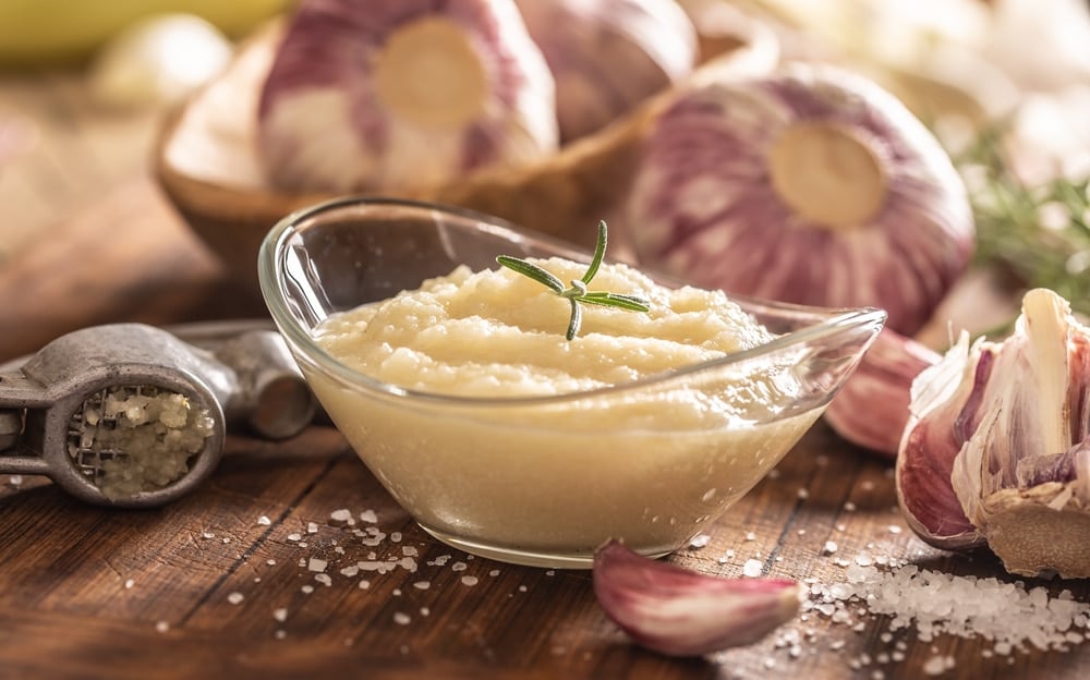 domácí česneková pomazánka – jednoduchá, rychlá a velmi chutná