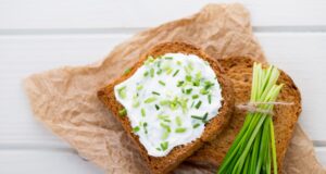 Domácí tvarohová pomazánka s jarní cibulkou: Rychlý a svěží recept domácí tvarohová pomazánka s jarní cibulkou