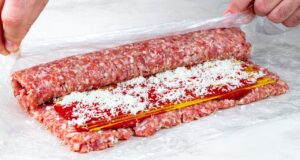 vynikající roláda z mletého masa, rajčatové omáčky a syrových špaget