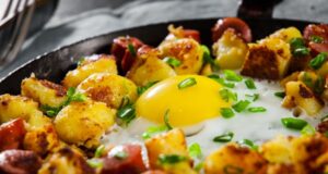 super rychlá večeře: bramborová pánev s párky a volským okem