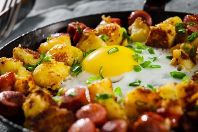 super rychlá večeře: bramborová pánev s párky a volským okem super rychlá večeře: bramborová pánev s párky a volským okem