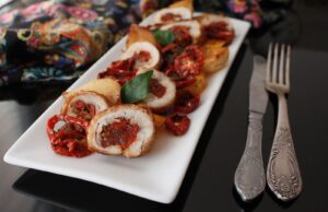 Jemná kuřecí roláda se sušenými rajčaty a slaninou - ideální volba pro rychlý oběd