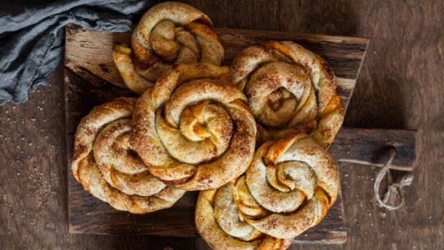 křehké skořicové šneky z listového těsta – láska na první ochutnání!