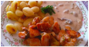Krůtí prsa s žampionovo-sýrovou omáčkou a gnocchi krůtí prsa s žampionovo-sýrovou omáčkou a gnocchi