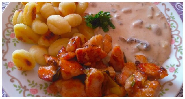 krůtí prsa s žampionovo-sýrovou omáčkou a gnocchi krůtí prsa s žampionovo-sýrovou omáčkou a gnocchi
