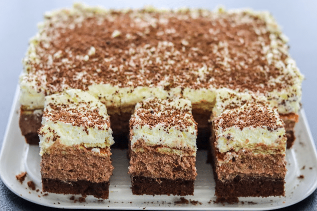 lahodný dort se silně čokoládovou hmotou a krémem – skvělá nabídka na víkend