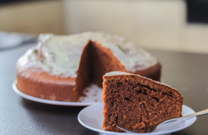 lahodný, vysoce vlhký a nadýchaný čokoládový dort, který připravíte za pár minut