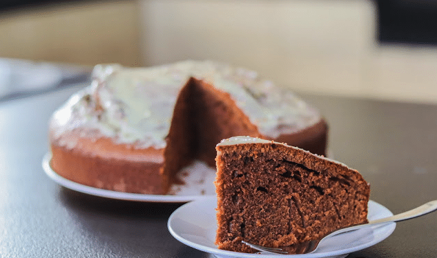 lahodný, vysoce vlhký a nadýchaný čokoládový dort, který připravíte za pár minut