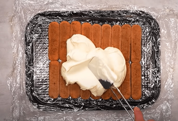 luxusní piškotová roláda s nadýchaným krémem: inspirace na skvělý nepečený dezert!