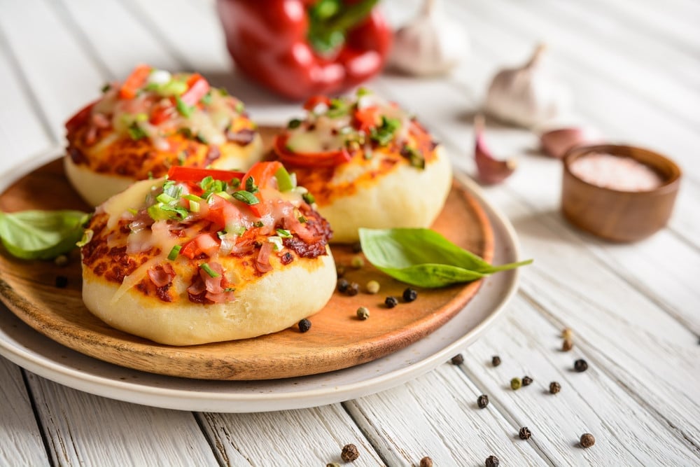 mini česnekové pizza buchty se šunkou a sýrem – skvělé pohoštění pro hosty!
